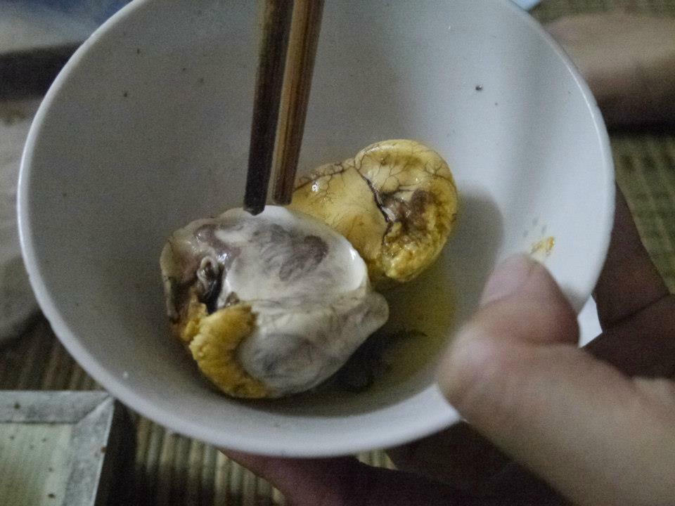  Trứng vịt lộn, món ăn duy nhất có tại Việt Nam khiến ông ngỡ ngàng, lần đầu tiên nếm thử ông đã phải chụp ảnh quả trứng lại.