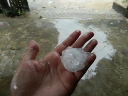 Hạt mưa đá to bằng nắm tay xảy ra chiều nay tại huyện Đông Giang.