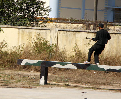 Bắn súng trên chướng ngại vật