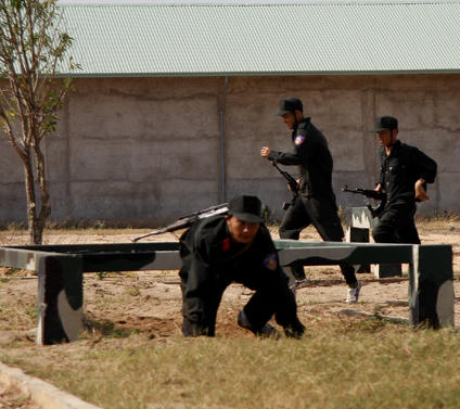 Tác chiến bằng súng khi vượt ngại vật