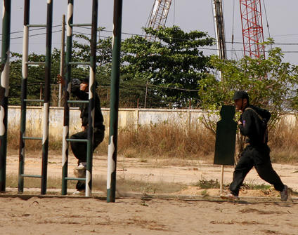 Vượt chường ngại vật đồng đội