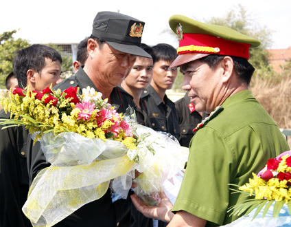 Lãnh đạo Bộ tư lệnh CSCĐ trao kỉ niệm chương và hoa cho chuyên gia Triều Tiên