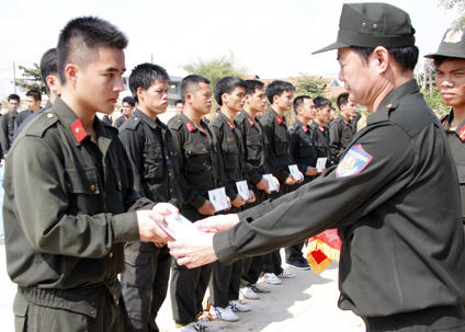 Chuyên gia Triều Tiên trao chứng chỉ hoàn thành khóa học cho chiến sĩ CSCĐ