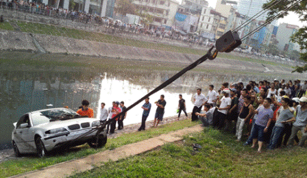 Khoảng 16h35 thì chiếc xe được cẩu lên