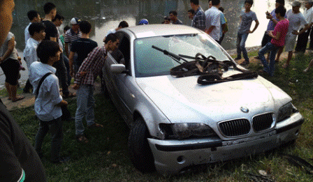 Phần đầu chiếc xe hư hỏng khá nặng