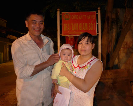 Chị Quách Thị Nhâm và đứa con vừa ăn Tết đầu tiên trong tù