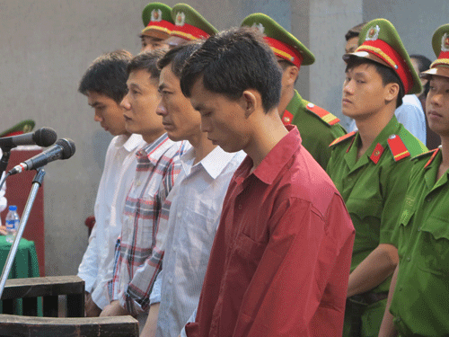 Nguyễn Thế Đại (áo đỏ) cùng các bị cáo khác nghe tuyên án