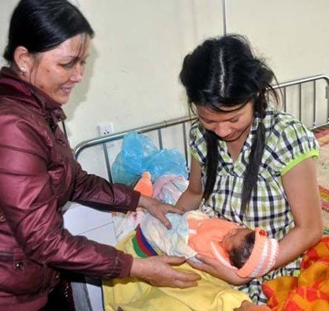 Một trong 2 người mẹ nhận lại con của mình