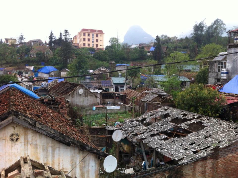  Hàng loạt ngôi nhà ở Mường Khương không còn ngói, tan hoang, tiêu tàn sau trận mưa đá.