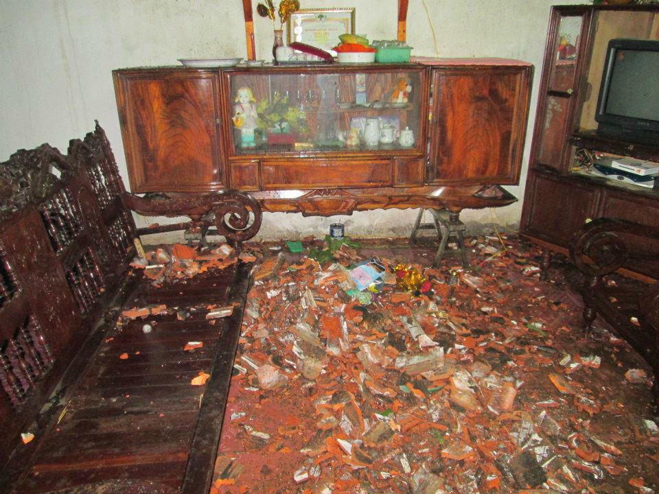  Trận mưa đá còn phá hủy ngôi các thiết bị trong ngôi nhà của người dân.