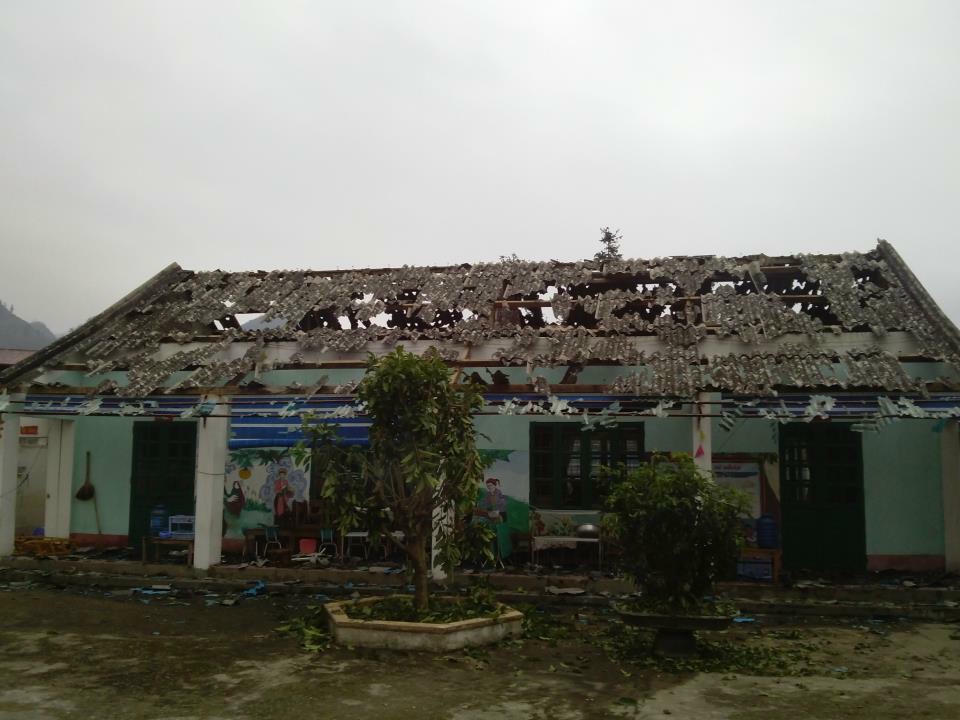 Những ngôi nhà lợp mái fipro ximăng ở Mương Khương đã bị thủng vỡ hoàn toàn 