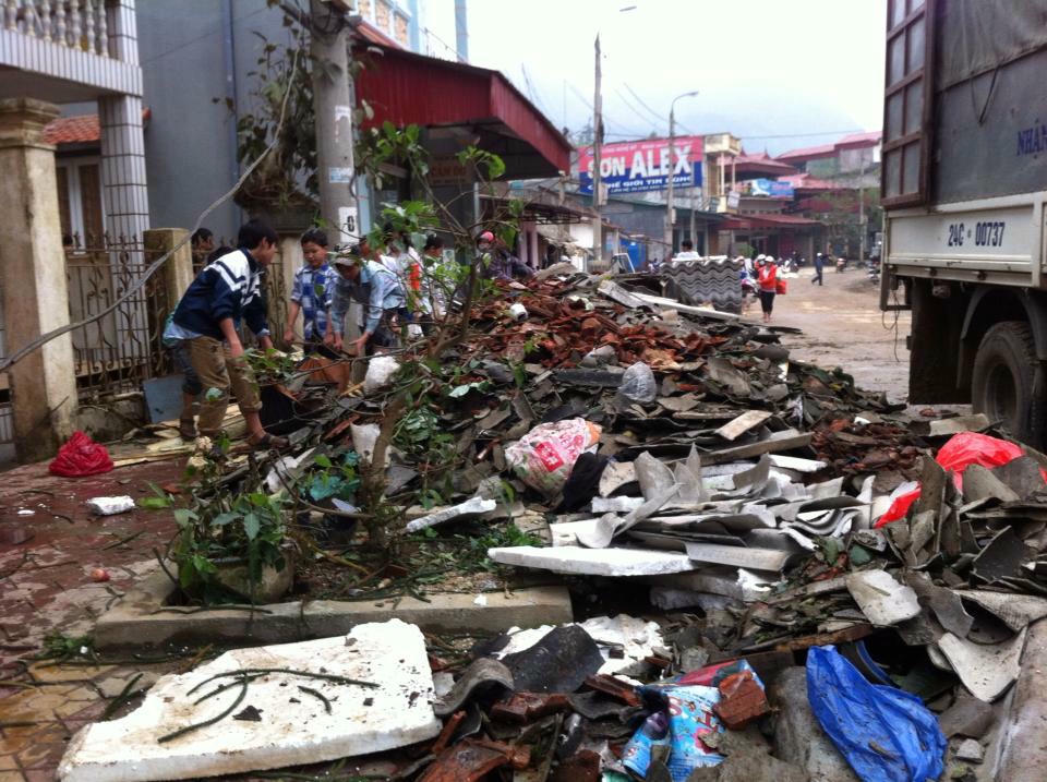  Thu gom hậu quả mà mưa đá gây ra trong nước mắt xót xa.