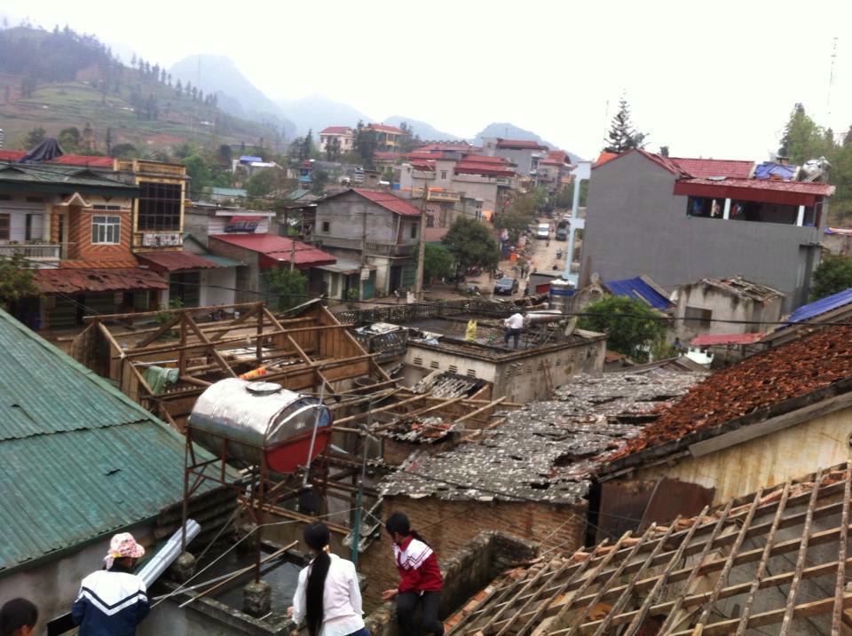  Cả những bé gái cũng trèo lên mái nhà giúp bố mẹ.