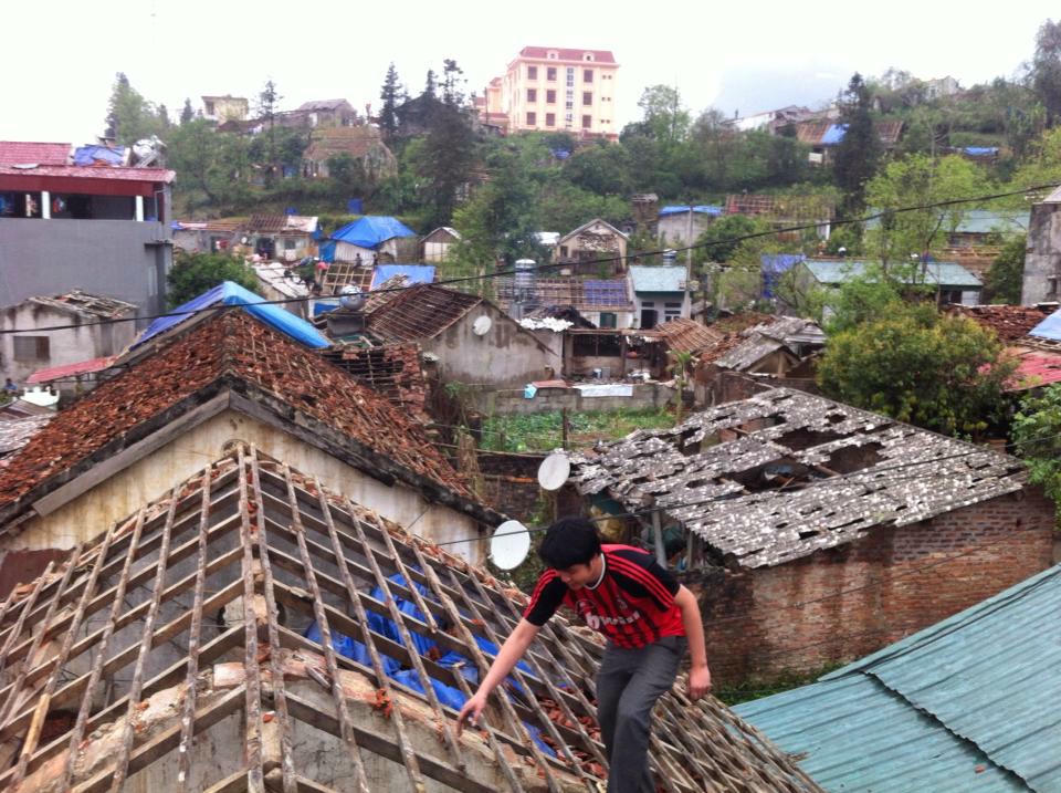  Nhiều ngôi nhà trơ trọi không còn một viên ngói, người dân bất lực không biết trông chờ vào đâu.