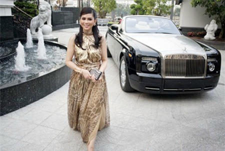 Lê Hồng Thủy Tiên xuất hiện trên báo nước ngoài.