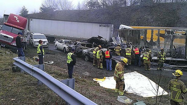 Những chiếc xe gặp nạn.