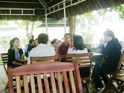 Nhiều công chức la cà hàng quán trong giờ hành chính (Ảnh chụp lúc 9 giờ ngày 25-3 tại quán Tí Tách, TP Tuy Hòa). Ảnh: HỒNG ÁNH