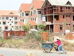 Để bất động sản tự do hay giải cứu?