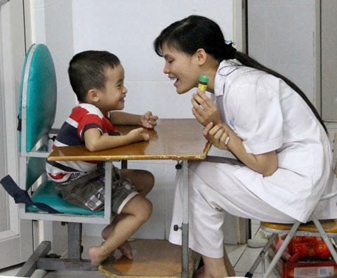 Trẻ tự kỷ cần được can thiệp sớm và đúng phương pháp