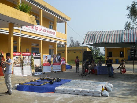 Mô hình rà phá bom mìn của MAG giới thiệu cho các em học sinh.