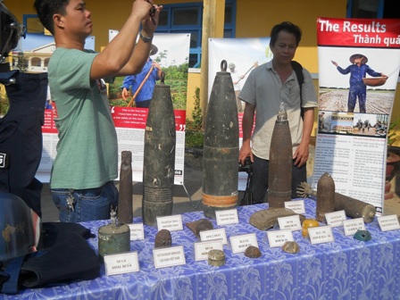 Những vỏ quả bom mìn còn sót lại sau chiến tranh được trưng bày cho học sinh xem. 