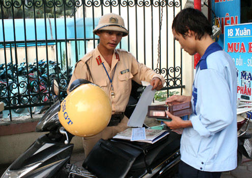 Ngoài việc nộp phạt tại chỗ, người vi phạm hiện phải tới kho bạc để nộp tiền.