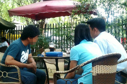 Sinh viên tên Phương mặc áo thun xanh ngồi bên phải trao đổi với PV về cách cho “giống” trực tiếp’’