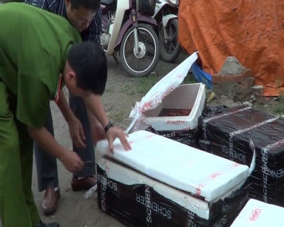 Tổ công tác phát hiện một chiếc taxi hãng taxi Nội Bài chở nội tạng thối.