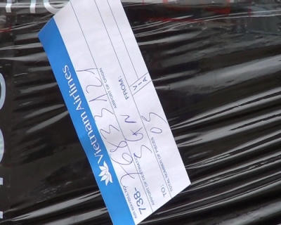 Tem Vietnam Arilines được gián trên thùng hàng bị bắt giữ.