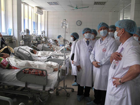 Các ca nghi ngờ nhiễm, ca nhiễm cúm A/H7N9 phải cách ly hoàn toàn, phải đeo khẩu trang ngoại khoa ngay cả khi ở trong phòng bệnh. Trong ảnh, Thứ trưởng Bộ Y tế thị sát tình hình kiểm soát dịch bệnh tại BV Bệnh Nhiệt đới T.Ư. Ảnh: H.Hải