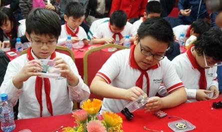 các em học sinh hào hứng tham gia chương trình