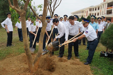 Chủ tịch nước Trương Tấn Sang trồng cây lưu niệm tại Cảnh sát biển Vùng 2.  
