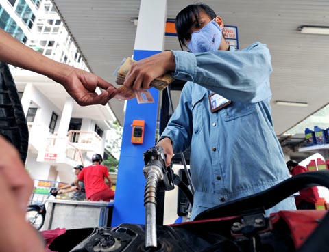 Giá xăng giảm lần thứ hai trong tháng tư. Nhưng tính cả hai lần giảm vẫn chưa bằng lần tăng cuối tháng 3.