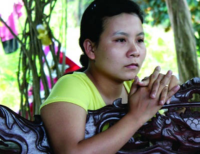 Vợ nạn nhân Nguyễn Công Nguyên thẫn thờ trước nỗi đau mất chồng