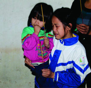 Hai đứa con nhỏ, đứa 10 tuổi, đứa 4 tuổi khóc ngất bên ban thờ của bố Phan Văn Sơn