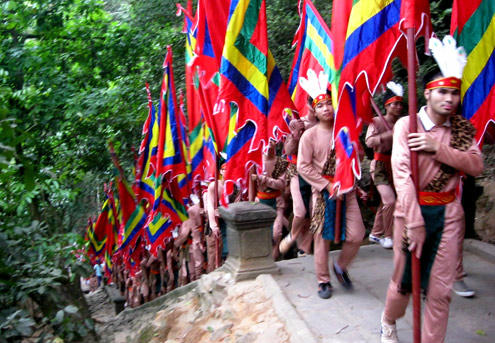 100 thanh niên tượng trưng cho 100 con lạc cháu Hồng tay giương cao cờ Hội.