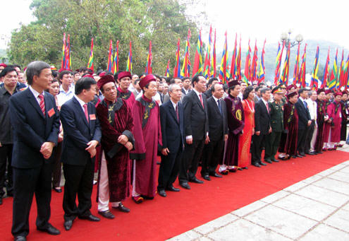 30 phút sau, đoàn rước kiệu đã lên đến điện Kính Thiên trên đỉnh núi Nghĩa Lĩnh. Lễ dâng hương tưởng niệm các Vua Hùng đã chính thức bắt đầu. Phó thủ tướng Nguyễn Xuân Phúc cùng lãnh đạo các bộ, ngành dự buổi lễ.