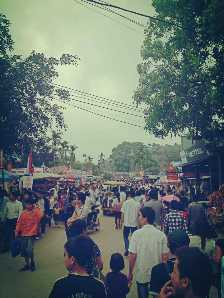 Khách hành hương tấp nập tới Đền Hùng để dâng hương.