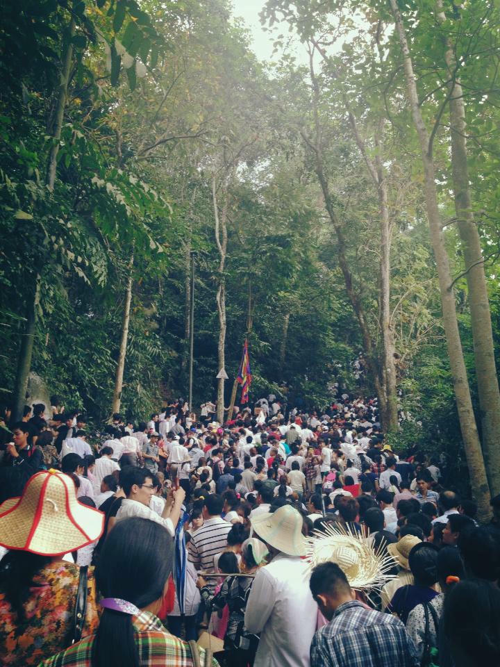  Chen lấn, dịch chuyển từng bước để được lên tới Đền Hùng dâng hương.