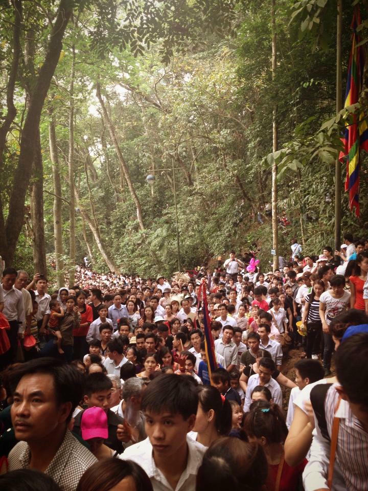 Khách hành hương ở các miền khác nhau, từ miền Bắc đến miền Nam đều tới đều đổ xô về với đất tổ trong ngày lễ.