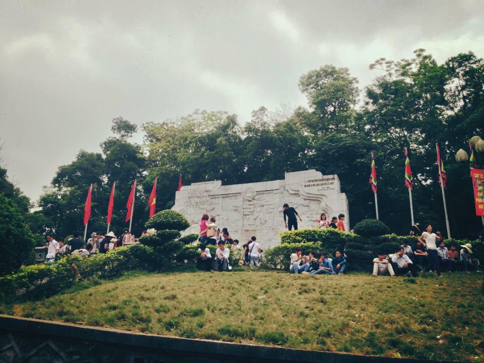 Từ sáng sớm người dân đã đổ xô đến trước khuôn viên Đền Hùng đợi khai mạc lễ hội.