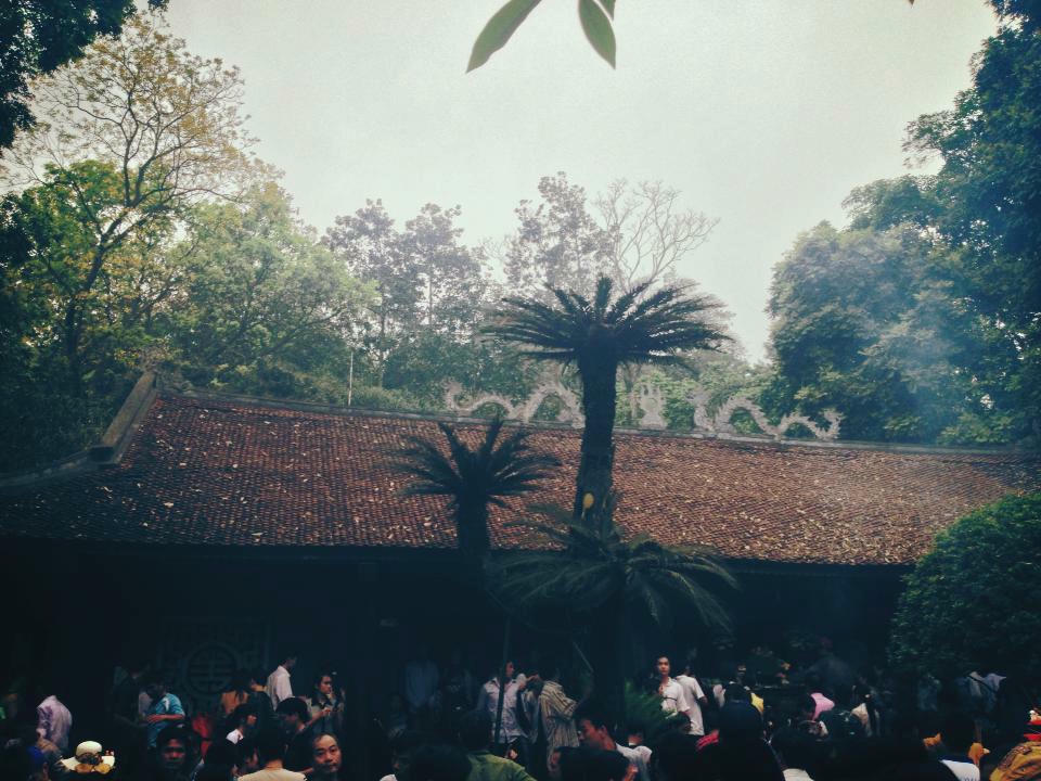  Cảnh chen lấn thắp hương trong đền.