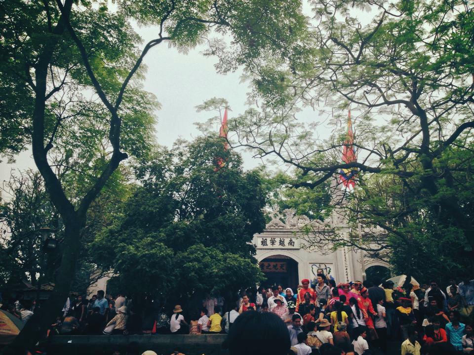  Cảnh cổng đền không còn chỗ trống, người dân trèo lên bất cứ chỗ nào để có thể chen vào Đền