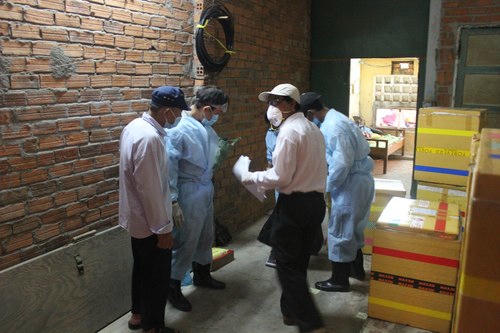 Cán bộ thú y tiến hành phun thuốc tiêu hủy đàn yến bệnh H5N1. Ảnh: Q.K.