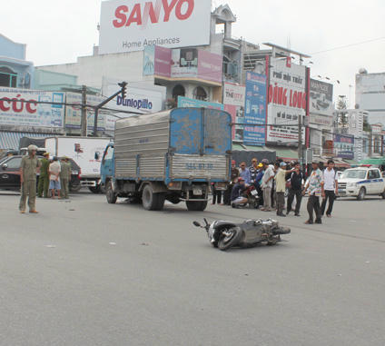 Hiện trường xe tải tông loạn xạ làm một tử vong, ba người trọng thương