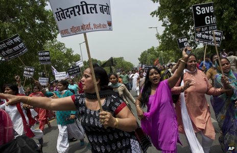 Phụ nữ Ấn Độ biểu tình phản đối các vụ bắt cóc, hiếp dâm. Ảnh: Internet