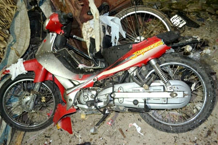 Chiếc xe máy của chị Thúy bị nổ. Ảnh: Đoàn Tuy