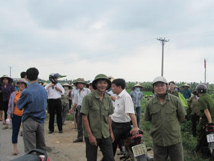 Người dân tập trung khiếu nại tại khu đất dự án công ty Hoa Thanh.