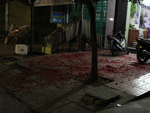 Xác pháo trước sân nhà một người dân ở Hải Dương. 