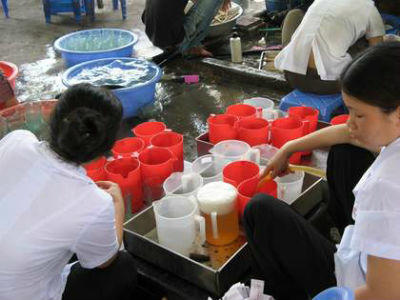 Quy định cấm uống rượu, bia trong ngày làm việc như Bộ Tư pháp và một số cơ quan đang thực hiện thực sự hữu ích cho chính bản thân thực khách, chứ chưa nói đến hiệu quả công việc, kỷ luật công sở. Ảnh: MH